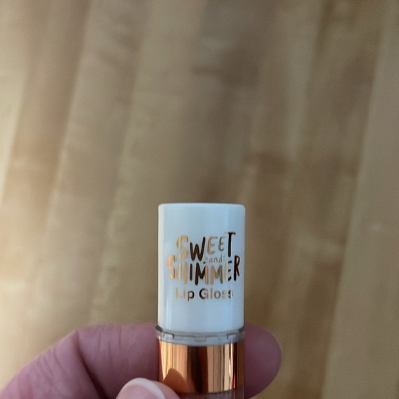 Sweet and Shimmer lip gloss 4 different color compact tube - Picture 6 of 7